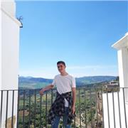 Estudiante de primaria da clases de recuerzo de primaria de todo y ESO